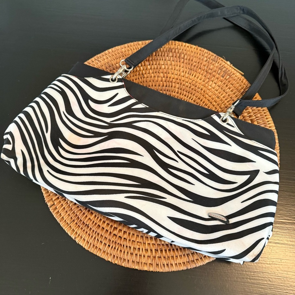 Travelon Stylish Black and White Zebra Print Women's Bag - Picture 3 of 10